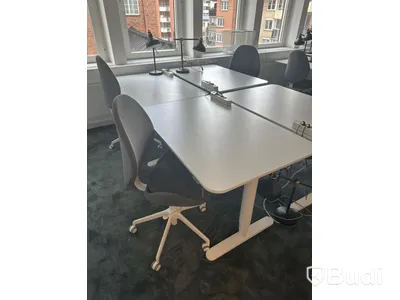 4 st. Höj och sänkbara skrivbord samt 4 st. Kontorsstolar