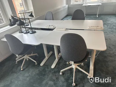4 st. Höj och sänkbara skrivbord samt 4 st. Kontorsstolar