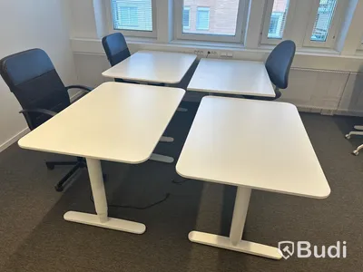 8 st. Höj och sänkbara skrivbord samt 7 st. Kontorsstolar