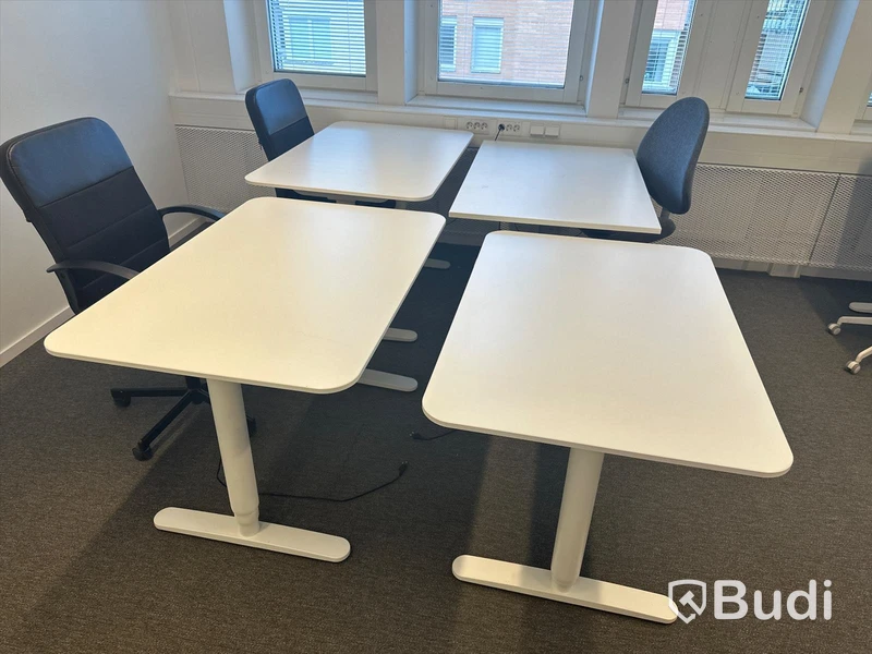 8 st. Höj och sänkbara skrivbord samt 7 st. Kontorsstolar