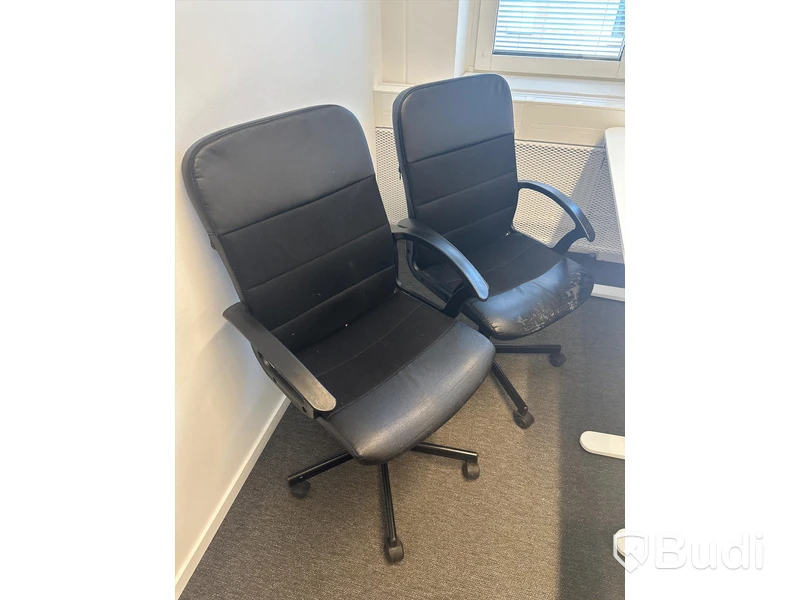 8 st. Höj och sänkbara skrivbord samt 7 st. Kontorsstolar