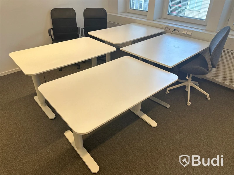 8 st. Höj och sänkbara skrivbord samt 7 st. Kontorsstolar