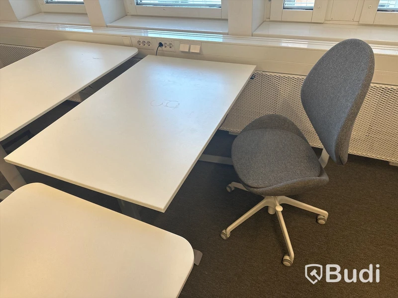 8 st. Höj och sänkbara skrivbord samt 7 st. Kontorsstolar