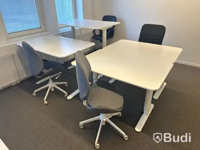 8 st. Höj och sänkbara skrivbord samt 7 st. Kontorsstolar