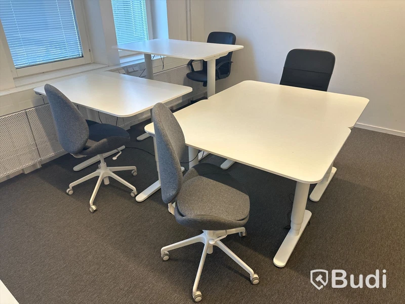 8 st. Höj och sänkbara skrivbord samt 7 st. Kontorsstolar