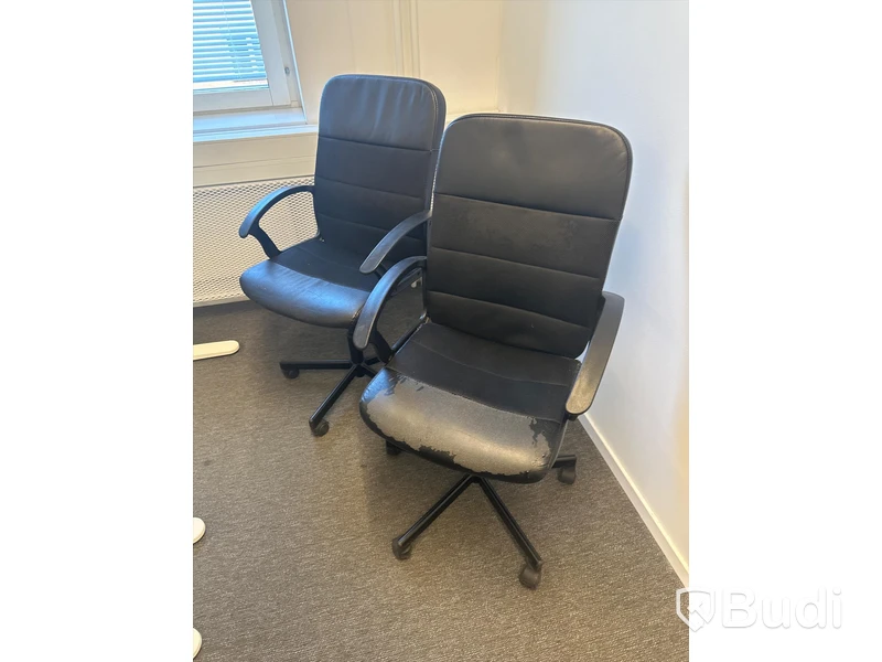 8 st. Höj och sänkbara skrivbord samt 7 st. Kontorsstolar