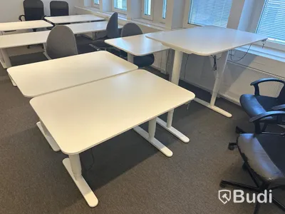 8 st. Höj och sänkbara skrivbord samt 7 st. Kontorsstolar