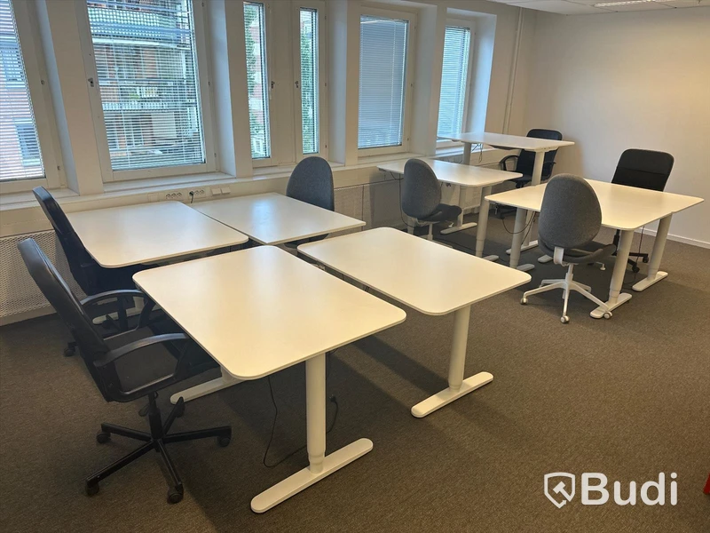 8 st. Höj och sänkbara skrivbord samt 7 st. Kontorsstolar