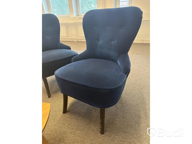 2 st. Fåtöljer samt 2 st. Små bord