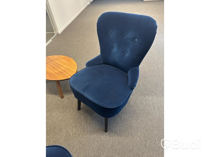 2 st. Fåtöljer samt 2 st. Små bord
