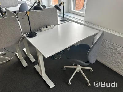 3 st. Höj och sänkbara skrivbord samt 3 st. Kontorsstolar