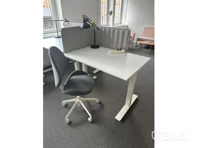 3 st. Höj och sänkbara skrivbord samt 3 st. Kontorsstolar