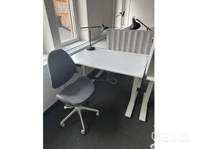 3 st. Höj och sänkbara skrivbord samt 3 st. Kontorsstolar
