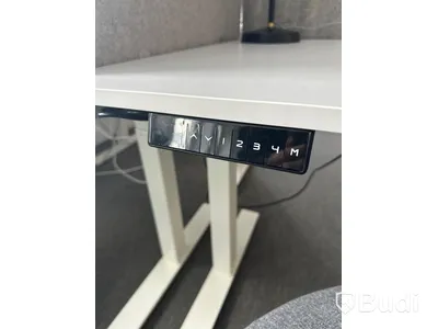 3 st. Höj och sänkbara skrivbord samt 3 st. Kontorsstolar
