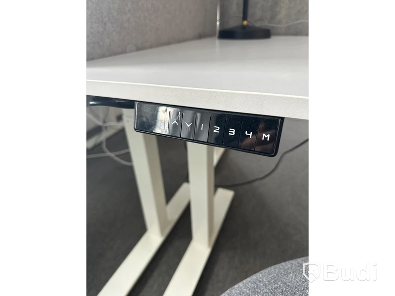 3 st. Höj och sänkbara skrivbord samt 3 st. Kontorsstolar
