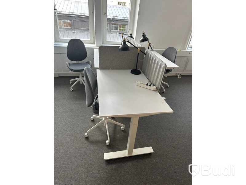 3 st. Höj och sänkbara skrivbord samt 3 st. Kontorsstolar