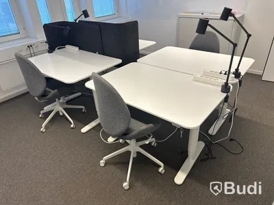 4 st. Höj och sänkbara skrivbord samt 4 st. Kontorsstolar