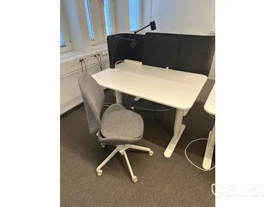 4 st. Höj och sänkbara skrivbord samt 4 st. Kontorsstolar