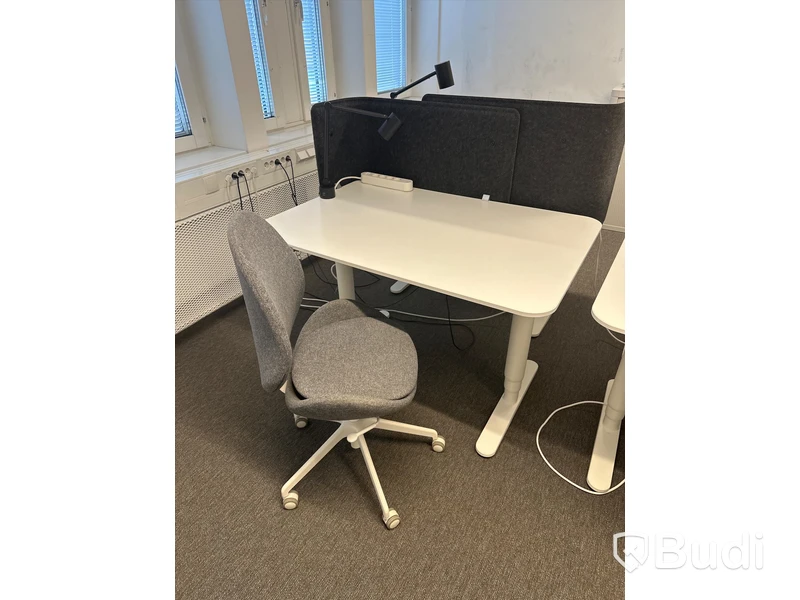 4 st. Höj och sänkbara skrivbord samt 4 st. Kontorsstolar