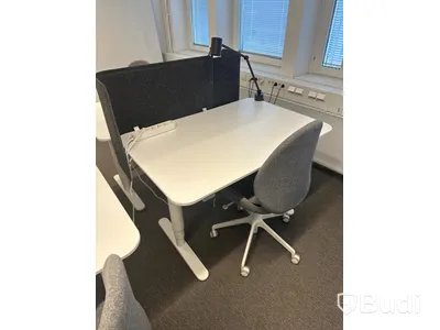 4 st. Höj och sänkbara skrivbord samt 4 st. Kontorsstolar
