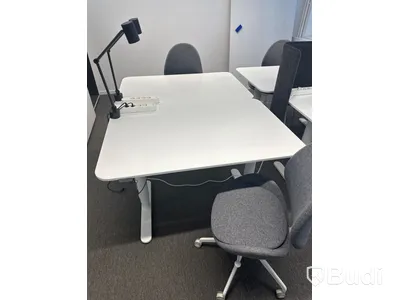4 st. Höj och sänkbara skrivbord samt 4 st. Kontorsstolar