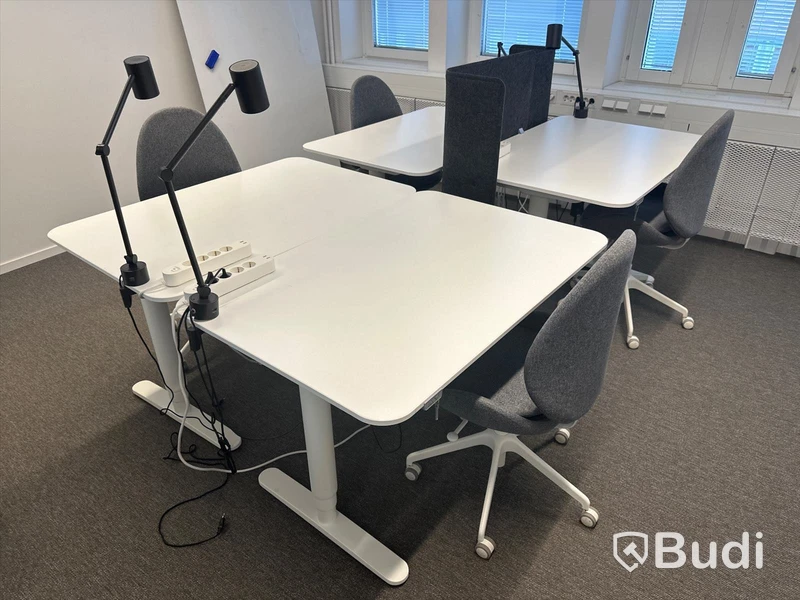 4 st. Höj och sänkbara skrivbord samt 4 st. Kontorsstolar