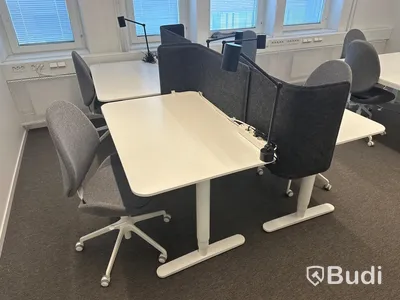 4 st. Höj och sänkbara skrivbord samt 4 st. Kontorsstolar