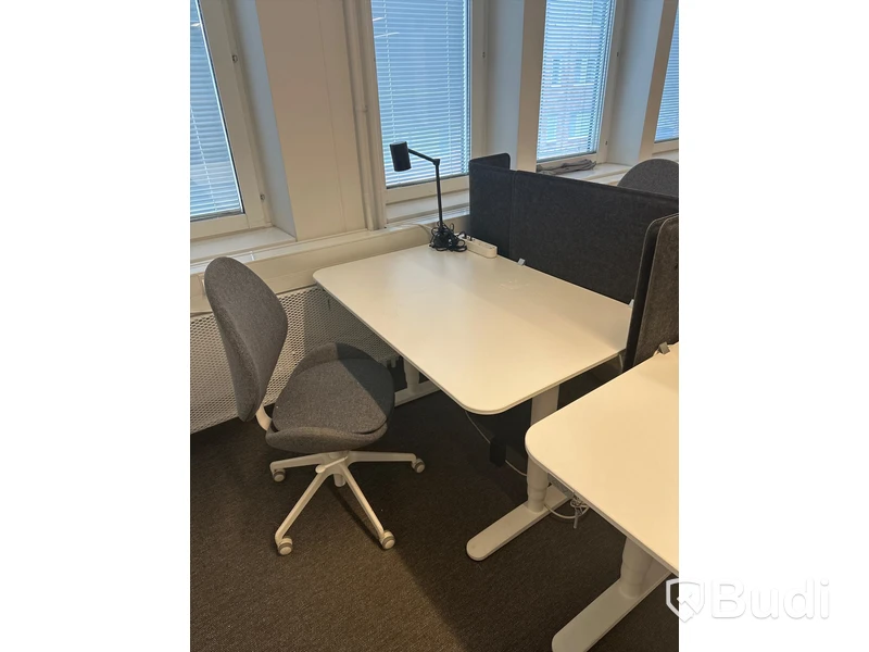 4 st. Höj och sänkbara skrivbord samt 4 st. Kontorsstolar