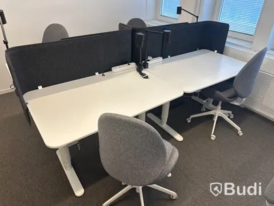 4 st. Höj och sänkbara skrivbord samt 4 st. Kontorsstolar