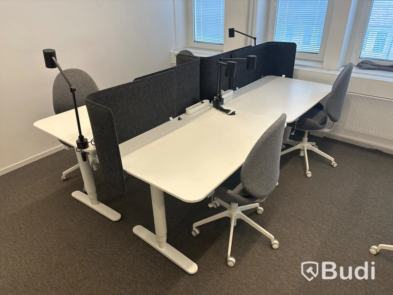 4 st. Höj och sänkbara skrivbord samt 4 st. Kontorsstolar