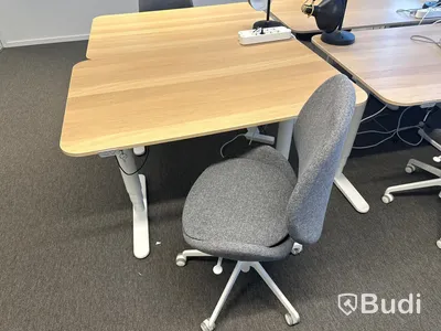 4 st. Höj och sänkbara skrivbord samt 4 st. Kontorsstolar