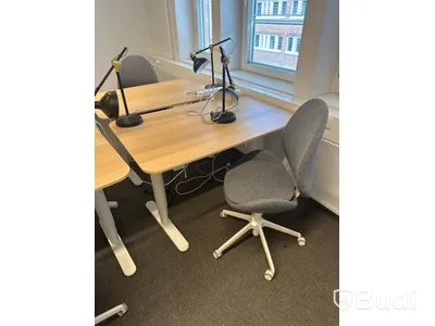 4 st. Höj och sänkbara skrivbord samt 4 st. Kontorsstolar