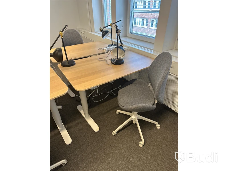4 st. Höj och sänkbara skrivbord samt 4 st. Kontorsstolar