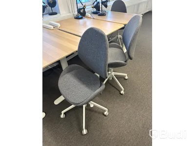 4 st. Höj och sänkbara skrivbord samt 3 st. Kontorsstolar