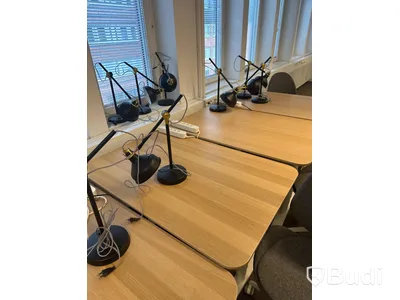4 st. Höj och sänkbara skrivbord samt 3 st. Kontorsstolar