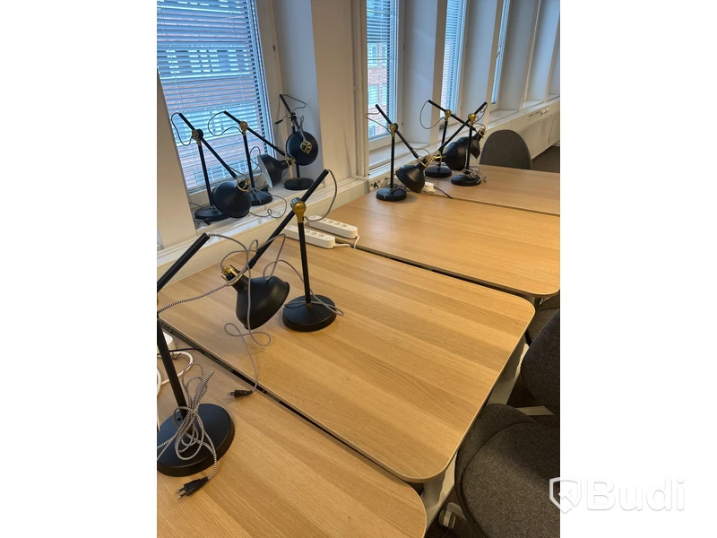 4 st. Höj och sänkbara skrivbord samt 3 st. Kontorsstolar