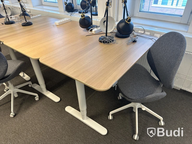 4 st. Höj och sänkbara skrivbord samt 3 st. Kontorsstolar