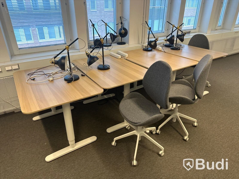 4 st. Höj och sänkbara skrivbord samt 3 st. Kontorsstolar