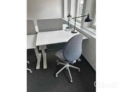 4 st. Höj och sänkbara skrivbord samt 4 st. Kontorsstolar