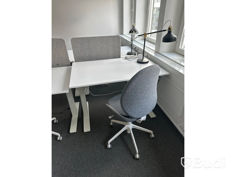4 st. Höj och sänkbara skrivbord samt 4 st. Kontorsstolar