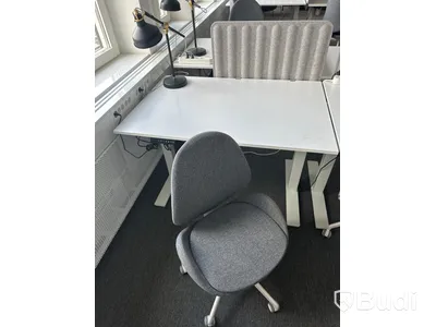 4 st. Höj och sänkbara skrivbord samt 4 st. Kontorsstolar