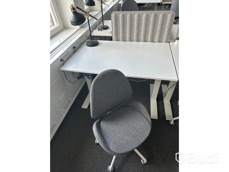 4 st. Höj och sänkbara skrivbord samt 4 st. Kontorsstolar