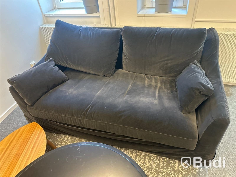 Loungegrupp med 2 st. Soffor, fåtölj, soffbord samt 2 st. Små bord