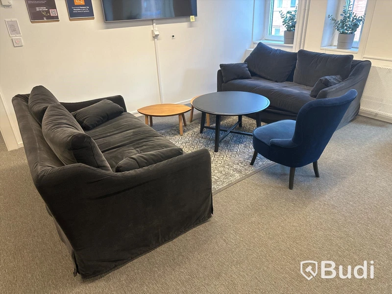 Loungegrupp med 2 st. Soffor, fåtölj, soffbord samt 2 st. Små bord