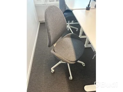 4 st. Höj och sänkbara skrivbord samt 4 st. Kontorsstolar