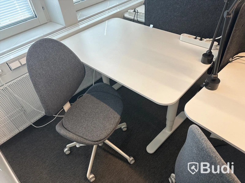 4 st. Höj och sänkbara skrivbord samt 4 st. Kontorsstolar
