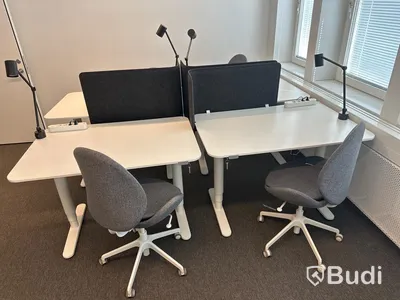 4 st. Höj och sänkbara skrivbord samt 4 st. Kontorsstolar