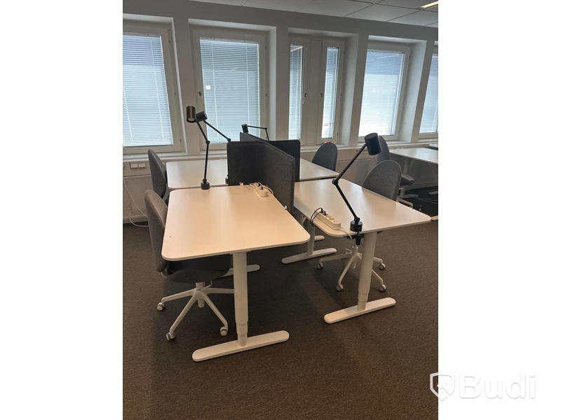 4 st. Höj och sänkbara skrivbord samt 4 st. Kontorsstolar