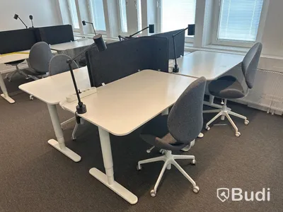 4 st. Höj och sänkbara skrivbord samt 4 st. Kontorsstolar