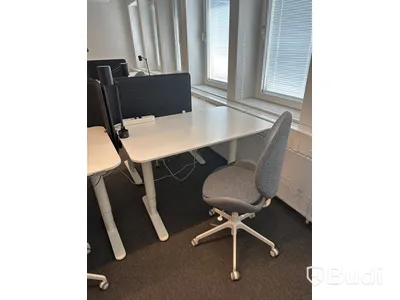 4 st. Höj och sänkbara skrivbord samt 4 st. Kontorsstolar